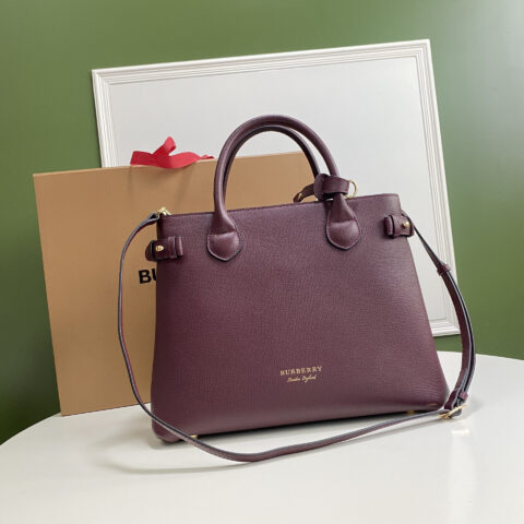 Burberry B家标志性「The Banner 班纳手袋」型号7941 酒红色