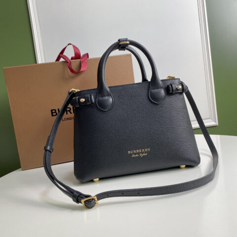 Burberry B家经典之作班纳包 型号7131
