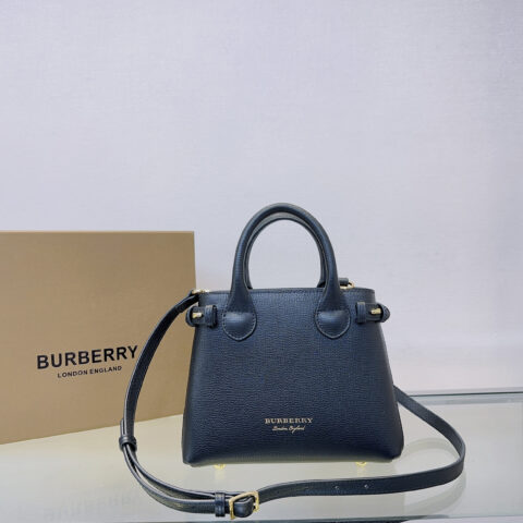 Burberry B家标志性「The Banner 班纳手袋」型号7121黑色