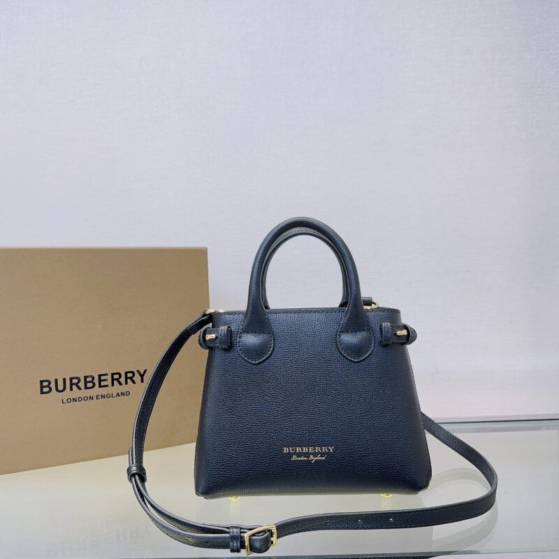 Burberry B家标志性「The Banner 班纳手袋」型号7121黑色
