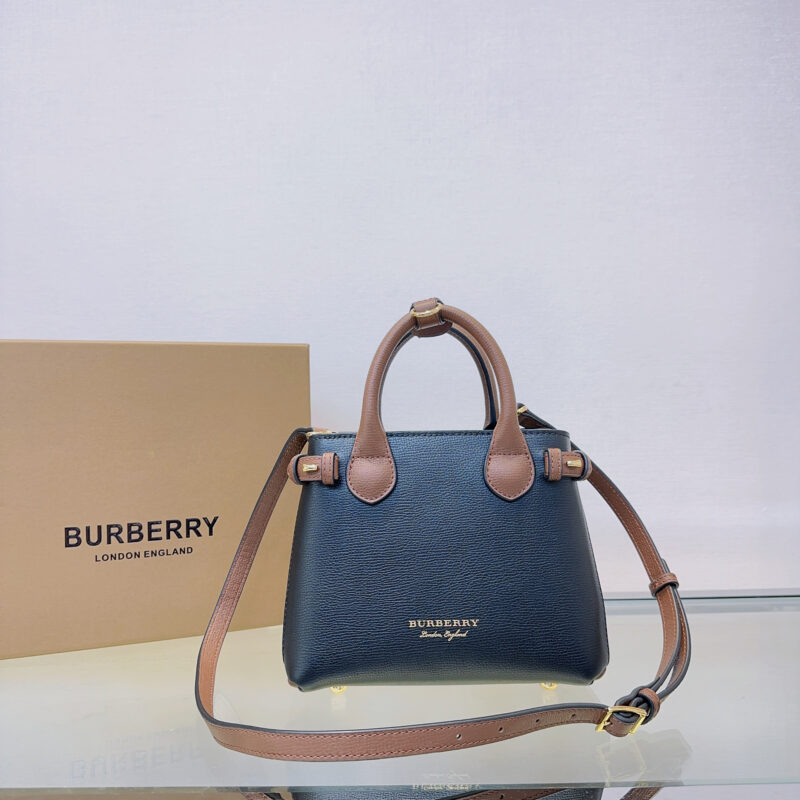 Burberry B家标志性「The Banner 班纳手袋」型号7121