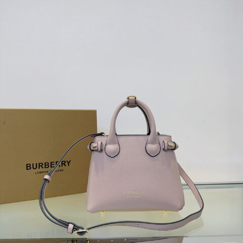 Burberry B家标志性「The Banner 班纳手袋」型号7121粉色