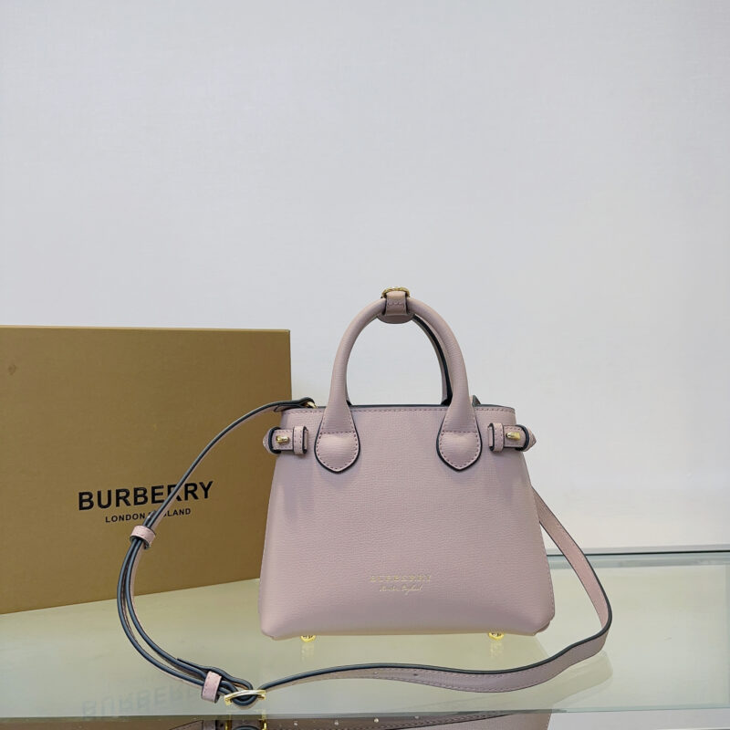 Burberry B家标志性「The Banner 班纳手袋」型号7121粉色