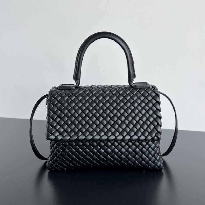 BV 秋冬新款Patti top handle 编织盖头手提包 776783 黑色