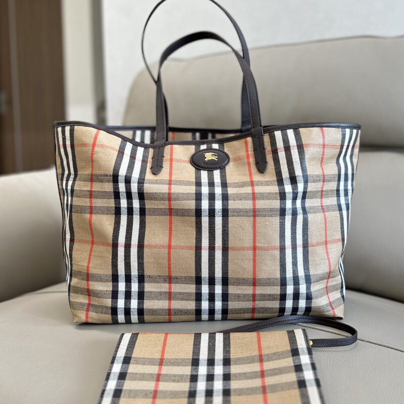 Burberry 新款托特包 汲取户外设计理念打造 型号2221