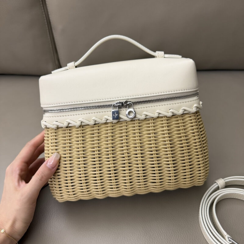 Loro Piana Extra Pocket L19竖版手袋 型号:FAQ9050 麦芽色藤编/纯白/银扣