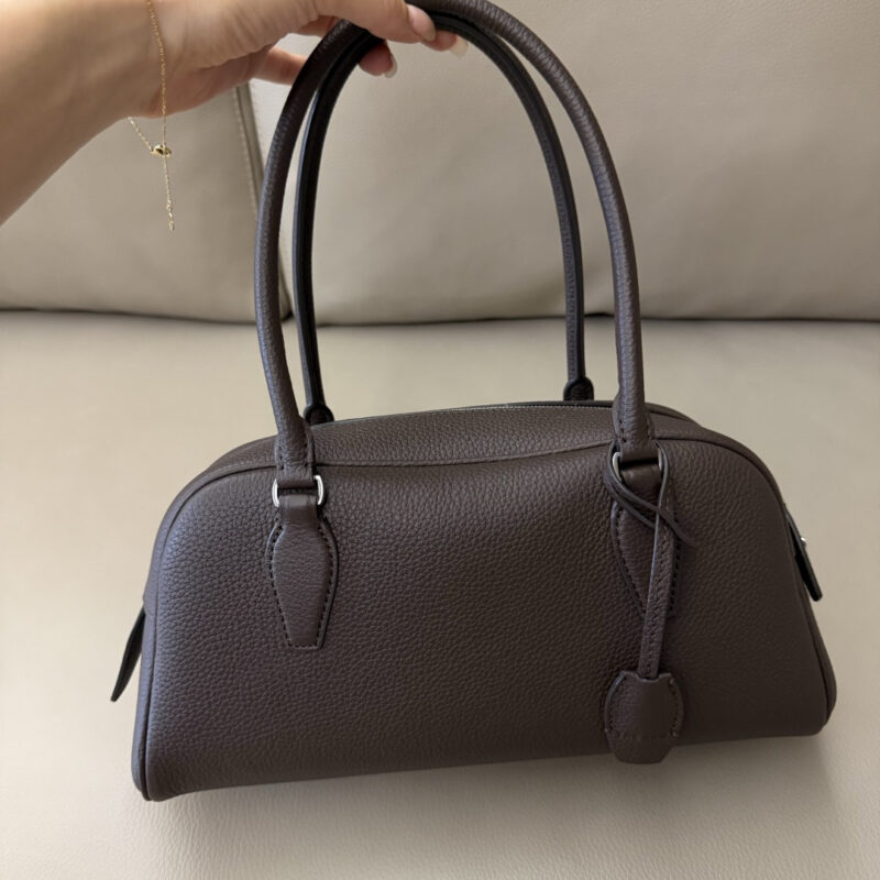 THE ROW E/W India Bag 型号:TR1239 摔纹巧克力棕小号