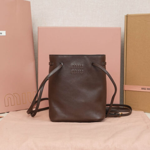 MIUMIU 新品迷你水桶包 5NF460 石楠木色