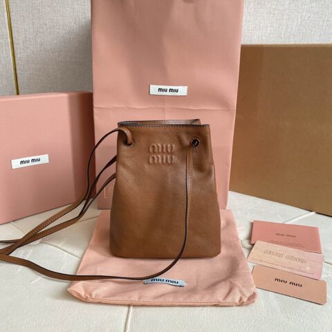 MIUMIU 新品迷你水桶包 5NF460 棕色