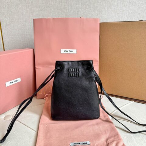 MIUMIU 新品迷你水桶包 5NF460黑色