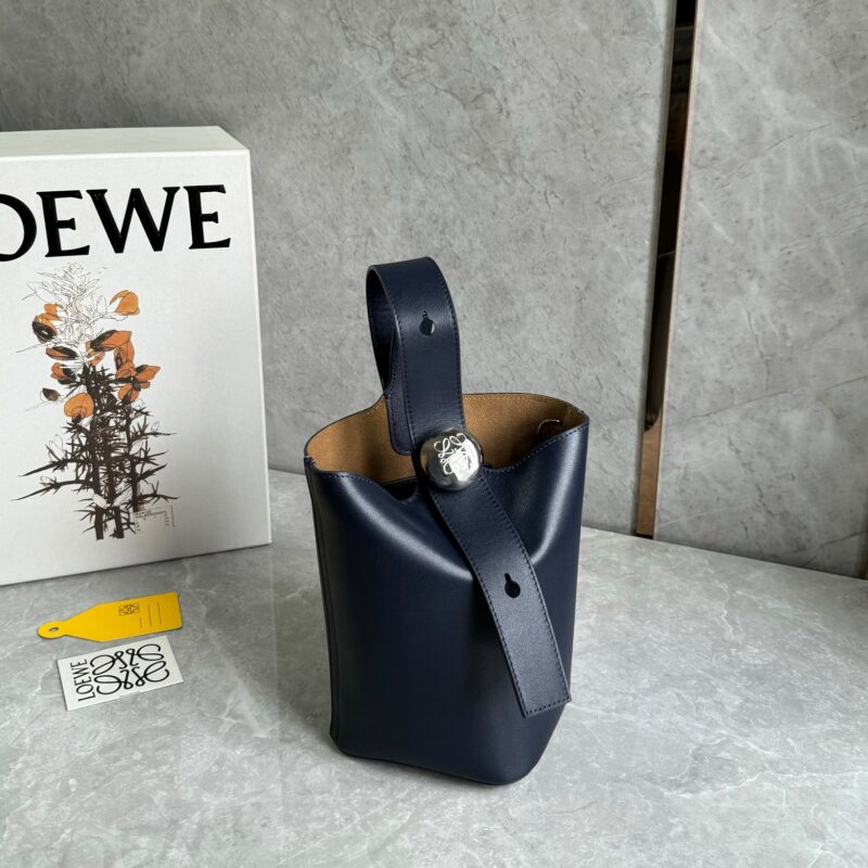 LOEWE 最新𝑷𝒆𝒃𝒃𝒍𝒆水桶包 0705 海军蓝