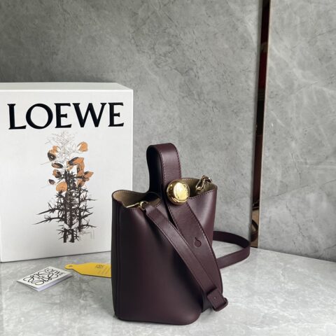 LOEWE 最新𝑷𝒆𝒃𝒃𝒍𝒆水桶包 0705酒红色