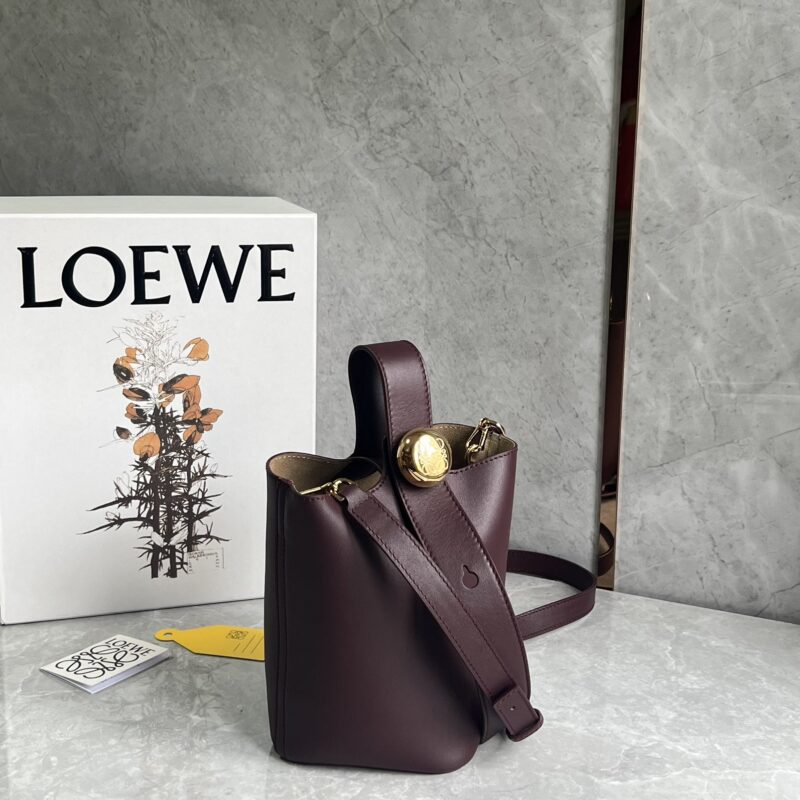 LOEWE 最新𝑷𝒆𝒃𝒃𝒍𝒆水桶包 0705酒红色