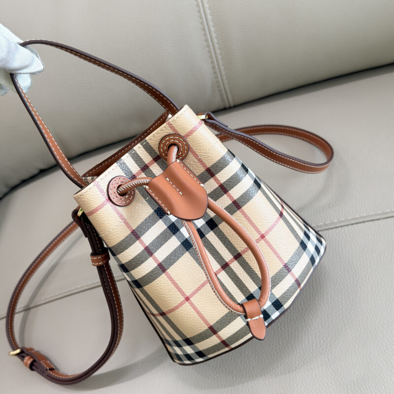Burberry B家新一季的这款桦木棕色水桶包 型号1841迷你格纹