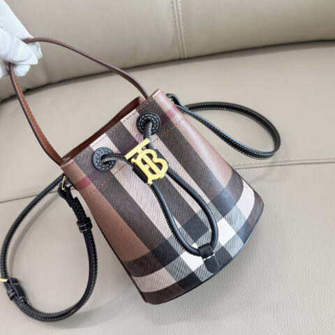 Burberry B家新颜色小桶包 型号1841