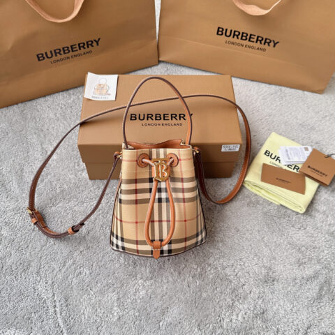 Burberry B家新一季的这款桦木棕色水桶包 型号1841