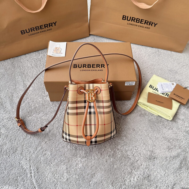 Burberry B家新一季的这款桦木棕色水桶包 型号1841