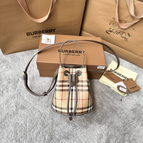 Burberry B家新颜色小桶包 型号1841