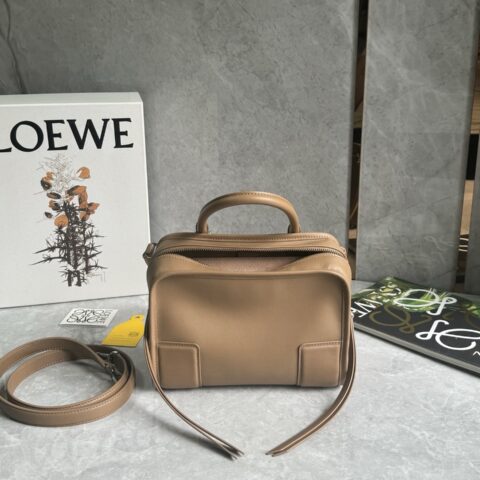 LOEWE 𝐴𝑚𝑎𝑧𝑜𝑛𝑎 180重新诠释 L家传奇手袋 0812 摩卡棕