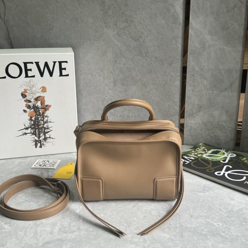 LOEWE 𝐴𝑚𝑎𝑧𝑜𝑛𝑎 180重新诠释 L家传奇手袋 0812 摩卡棕
