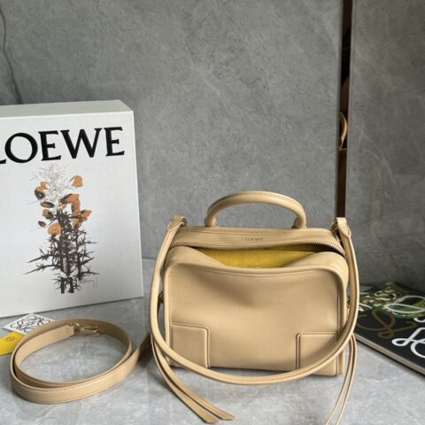 LOEWE 𝐴𝑚𝑎𝑧𝑜𝑛𝑎 180重新诠释 L家传奇手袋 0812