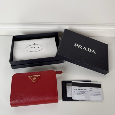 PRADA P家➡️女士十字纹短夹，型号1ML018