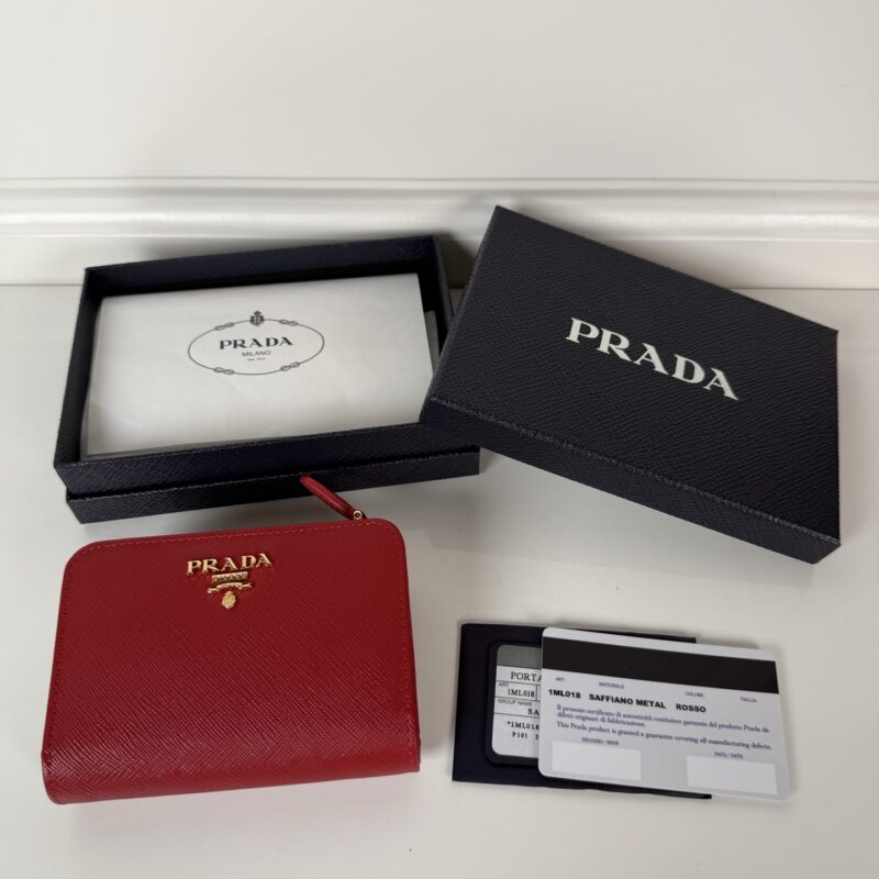 PRADA P家➡️女士十字纹短夹,型号1ML018
