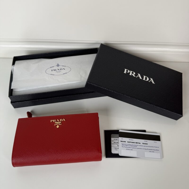 PRADA 精致的皮革钱包采用按扣开合 1ML009_2CYS_F03BH
