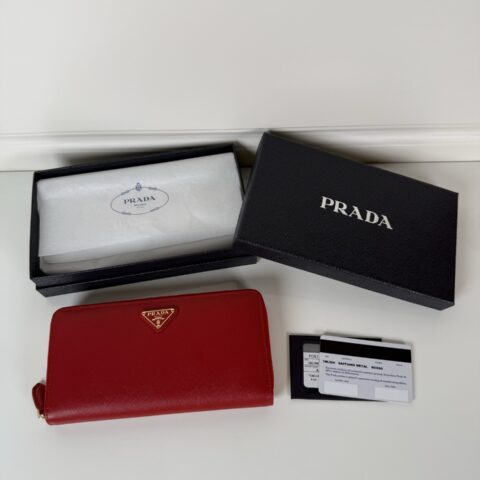 PRADA P家➡️十字纹单拉链皮夹，大红色，型号1ML506