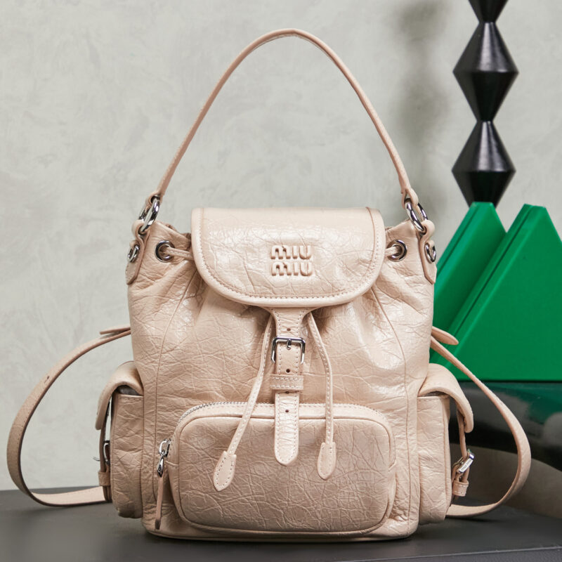 MIUMIU 新品学院风 双肩包 5BZ043皱漆油蜡粉色