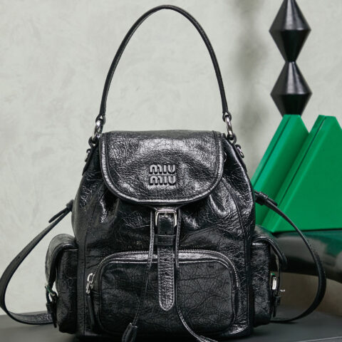MIUMIU 新品学院风 双肩包 5BZ043 皱漆油蜡黑色