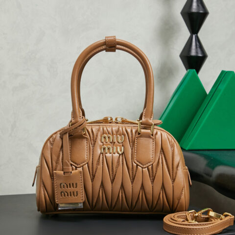 MIUMIU Miu家新款保龄球包包 5BB191焦糖