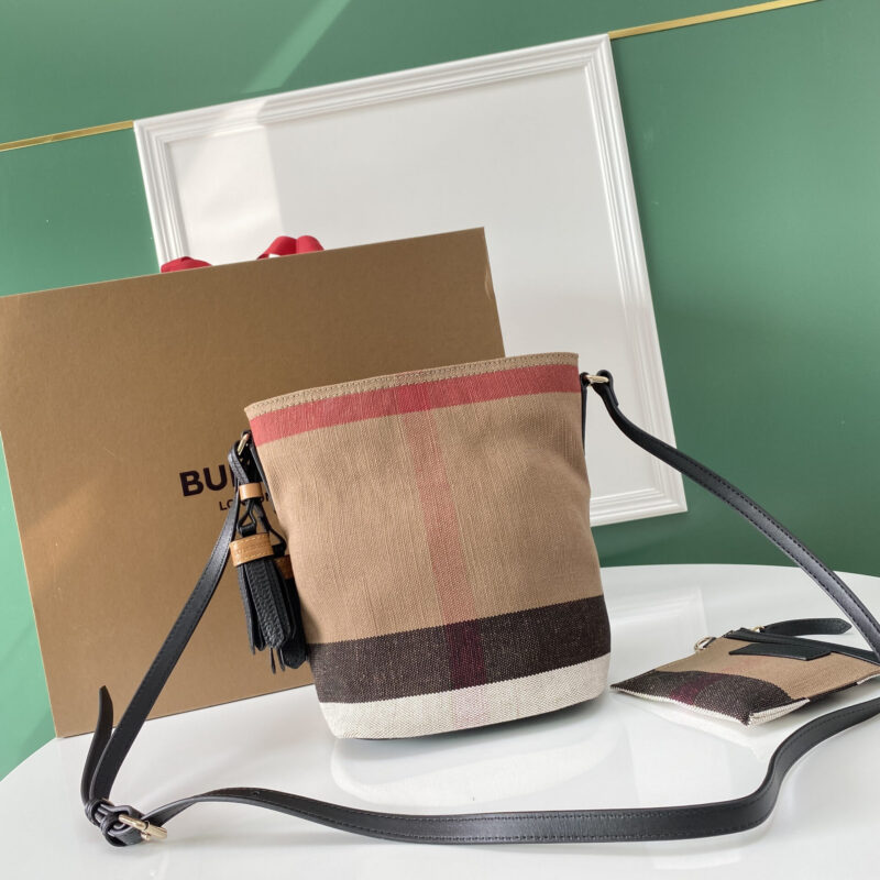 Burberry B家标志性「The Ashby 艾仕贝手袋」型号9361