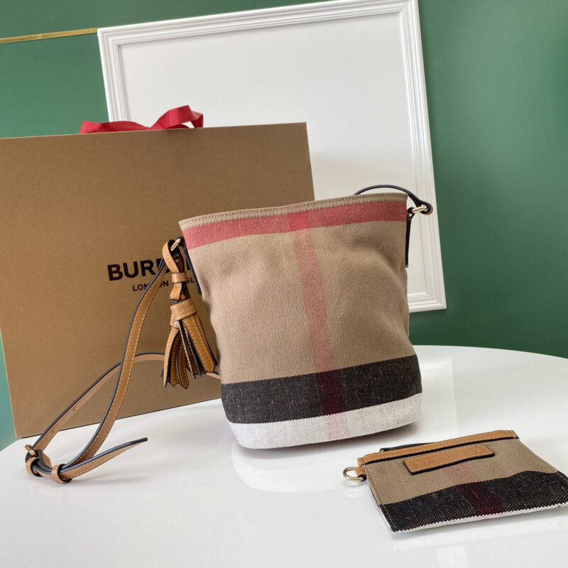 Burberry B家标志性「The Ashby 艾仕贝手袋」型号9361
