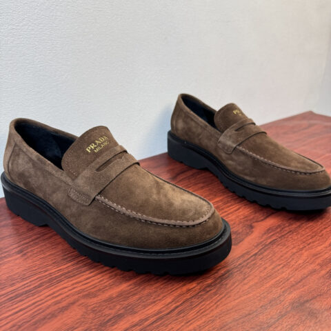 PRADA 新款男士皮革乐福鞋 货号：2EE233 咖色