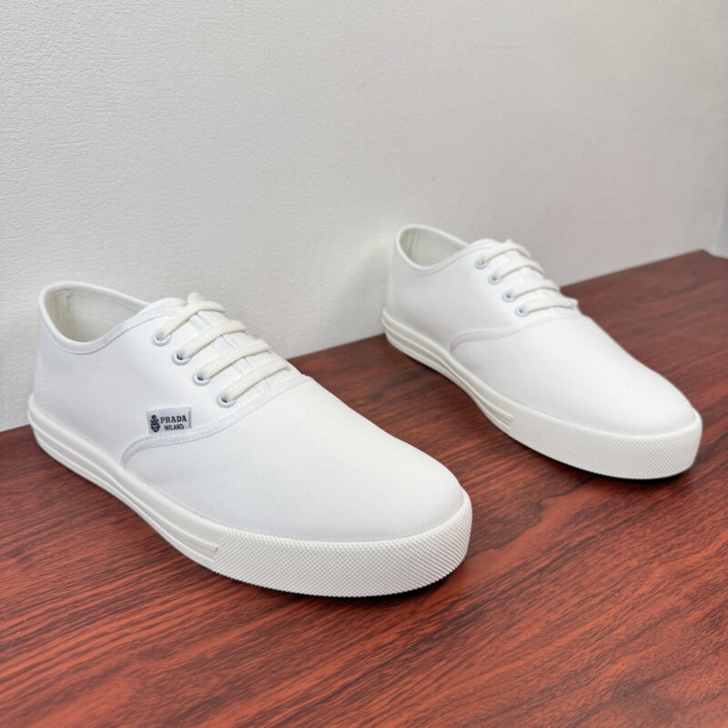 PRADA 斜纹布系带运动鞋 货号：2EE042 白色