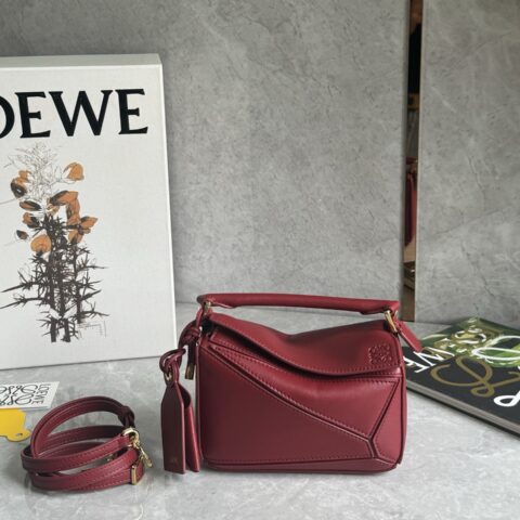 LOEWE 新款沿用经典款开口设计 0338焦糖红