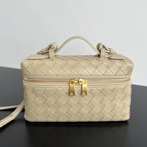BV Vanity Case 绳带化妆包，789109 淡奶油黄