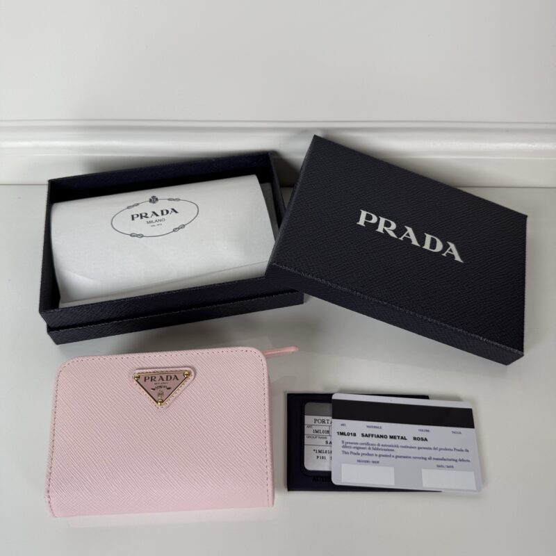 PRADA P家➡️女士十字纹短夹 型号1ML018