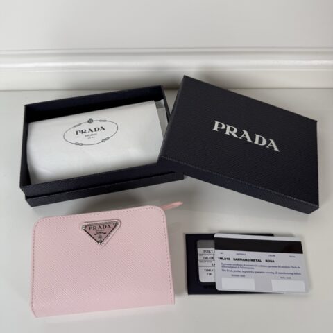 PRADA P家➡️女士十字纹短夹 型号1ML018