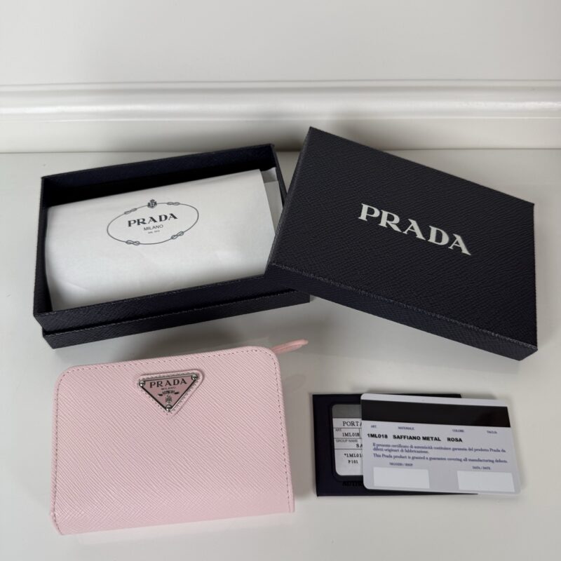 PRADA P家➡️女士十字纹短夹 型号1ML018