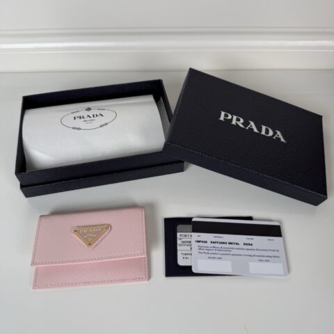 PRADA P家➡️ 男女通用小卡包 雪粉色 型号:1MF028