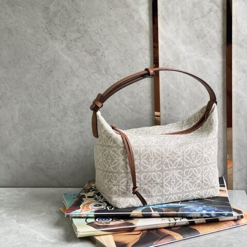 LOEWE Cubi绣花手腋下包 0558