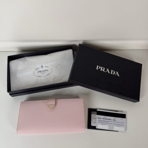 PRADA P家➡️最新三角微标皮夹 型号1MV025 雪粉色