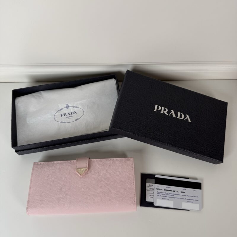 PRADA P家➡️最新三角微标皮夹 型号1MV025 雪粉色