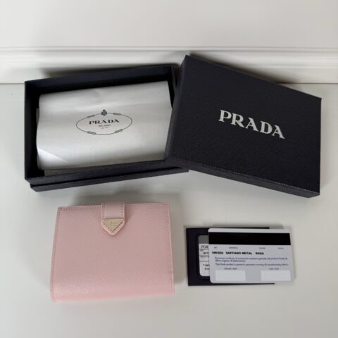 PRADA P家➡️最新三角微标短夹 型号1MV204 雪粉色