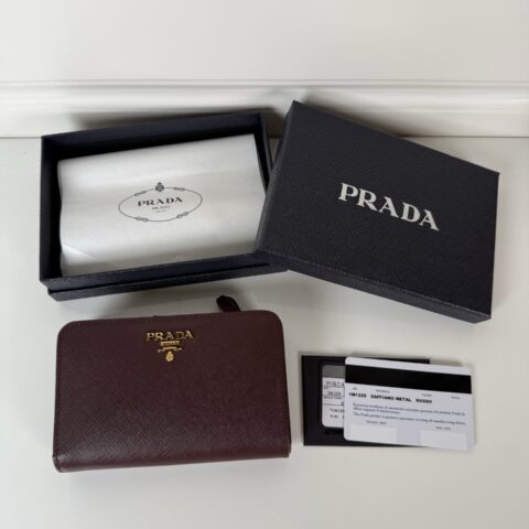 PRADA P家➡️女士十字纹短夹 元单品质 型号1M1225波尔多红