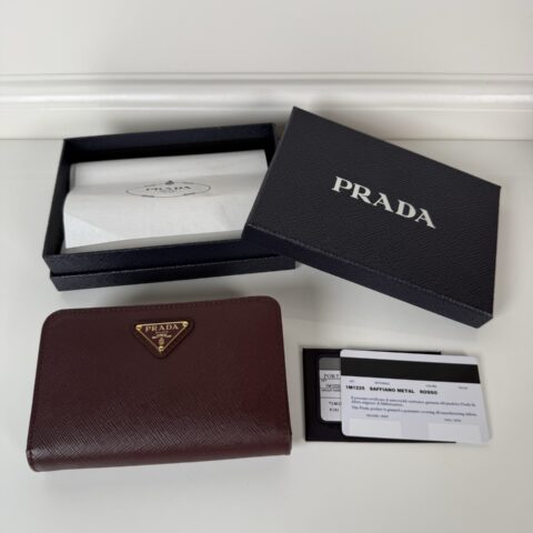 PRADA P家➡️女士十字纹短夹 元单品质 型号1M1225波尔多红
