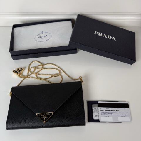 PRADA P家👈十字纹信封斜跨包+手包双用 型号1BP051