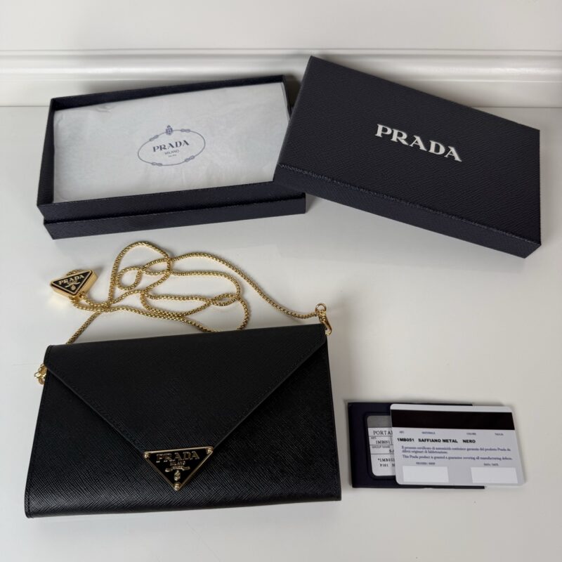 PRADA P家👈十字纹信封斜跨包+手包双用 型号1BP051